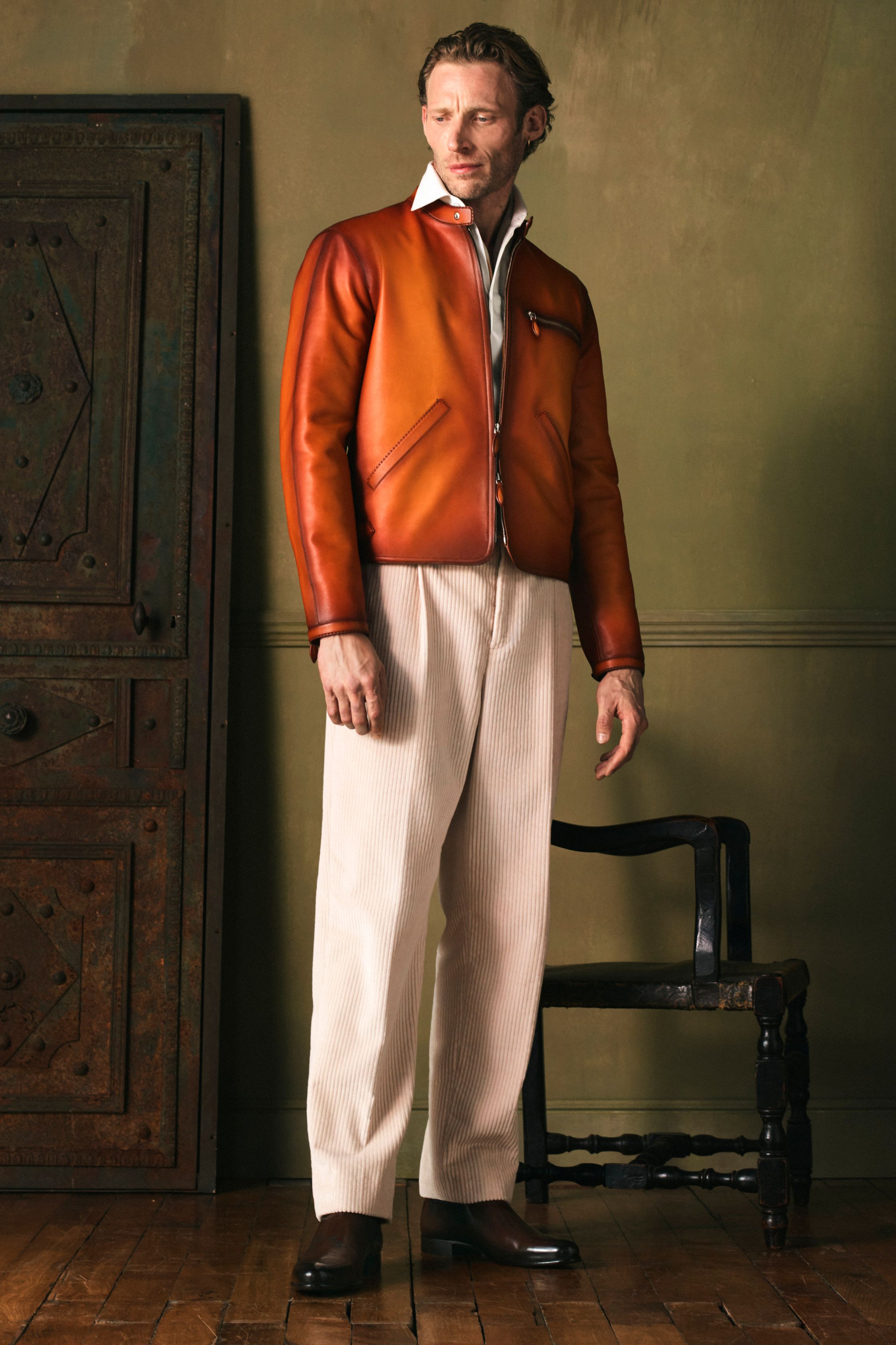 Berluti 2026秋冬回归法式绅士衣橱的本质语言，以皮革工艺为核心，将飞行夹克、针织外套与柔软长大衣塑造成低调而昂贵的男性形象。色彩温润克制，强调材质触感与生活姿态，模糊正装与休闲的界线。这是一种“安静的奢华”，不张扬，却在细节中彰显时间与手工的价值-顽石频道趋势研究